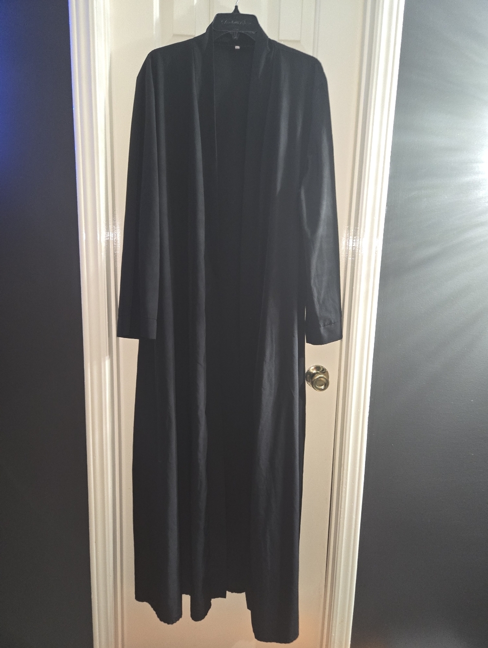 Sleek Black Robe - Picture 3 of 13